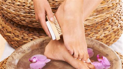 How to keep your feet healthy? 7 tips to improve your foot care routine ...