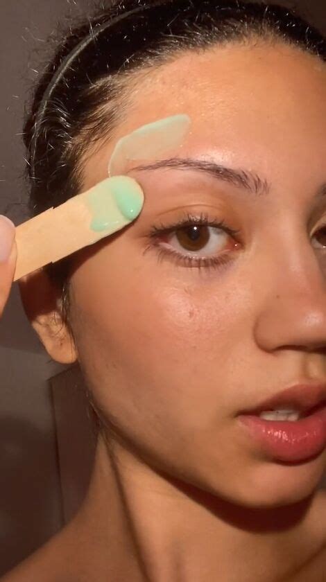 How I Wax My Hairline to Look Perfect | Upstyle