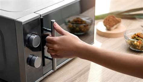 Какие продукты нельзя разогревать в микроволновке и почему?