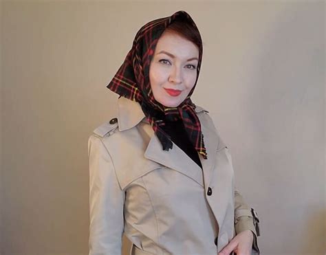 6 Elegant Audrey Hepburn Scarf Styles & How to Wear Them | Upstyle