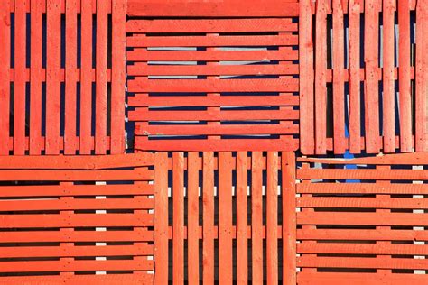 18 Pallet Fence Ideas That Cost Next to Nothing to Build