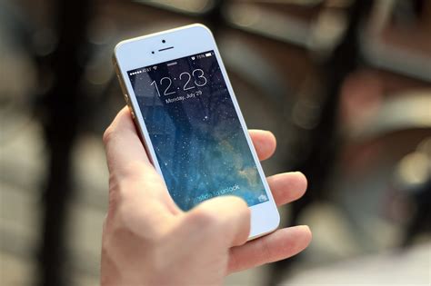 gambar iphone komputer smartphone mobile tangan mengetik