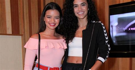 Gemeas Gabriela E Giovana - Gabriela Mustafá e Giovana Cordeiro posaram juntas no festival Funk-U ...