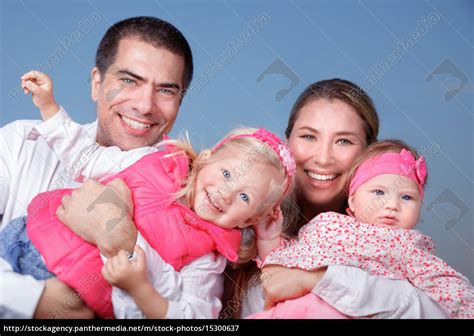 große glückliche familie im freien - Lizenzfreies Bild - #15300637 ...