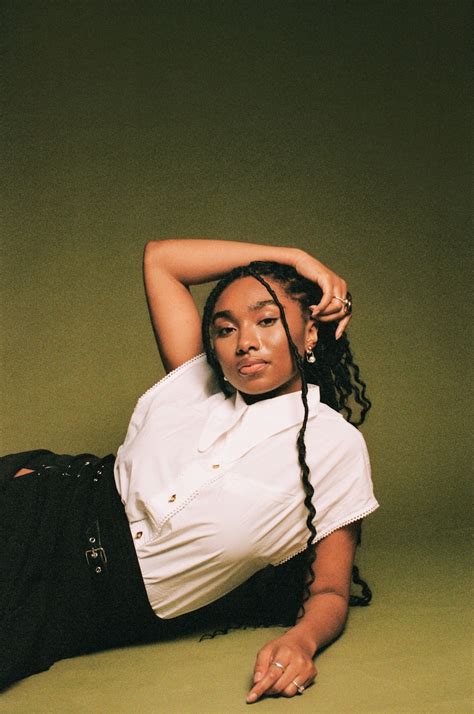 Raelle releases a delightful neo-soul single, entitled, “Falling”