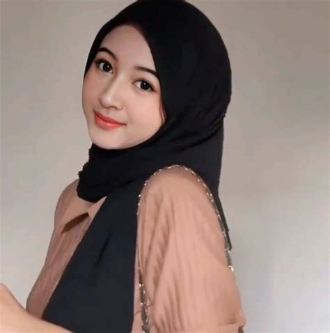 Who is Elina Devia? Biodata, Wiki, Age, Height, Family, Boyfriend, Net ...