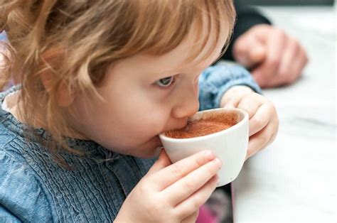 Со скольки лет можно пить кофе детям и стоит ли это делать, польза и ...