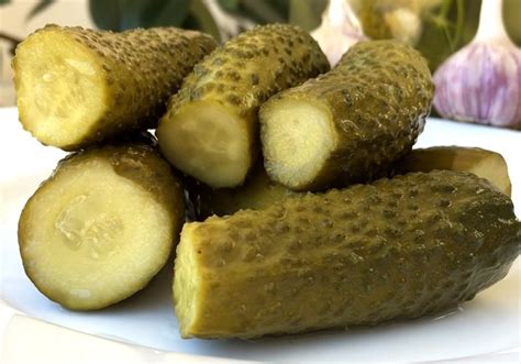 Малосольные огурцы с чесноком и зеленью быстрого приготовления