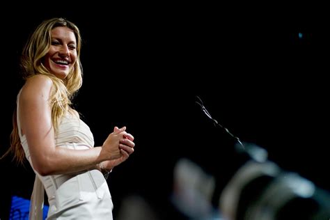 Amazon Eve the World’s Tallest Model – Photos You Just Have to See