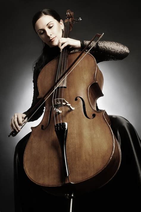 Виолончелист игрока виолончели играя Violoncello Стоковое Фото ...