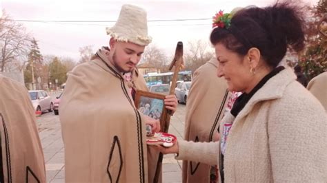 Коледарски песни огласиха село Звездица на Бъдни вечер - Животът