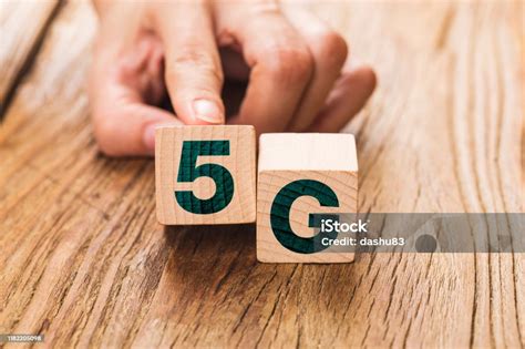 Jaringan 5g Yang Menghubungkan Teknologi Masa Depan Global Tangan Flip ...