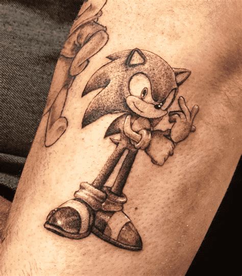 a man with a tattoo on his leg that has a drawing of a sonic the ...