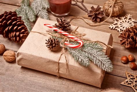 Caja de regalo y decoración navideña en la mesa de madera. decoración ...
