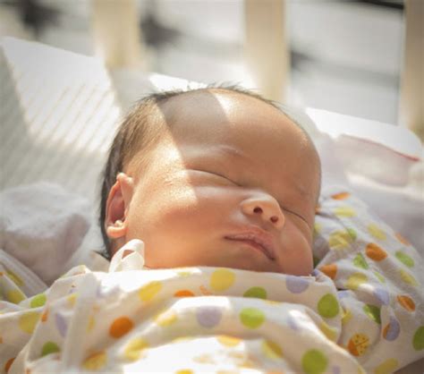 O sono excessivo do bebê de 1 mês durante o dia: causas e dicas - Bebé ...