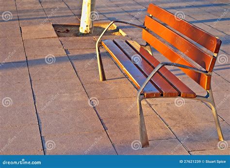 Lugar Vazio Pouco Frequentado - Lugar vazio no por do sol imagem de stock. Imagem de cadeira - 27621239