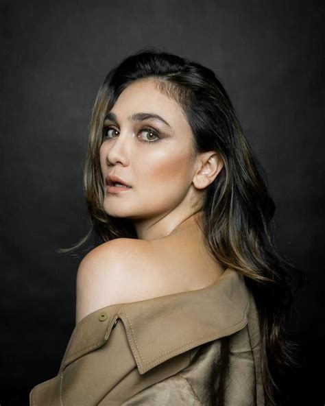 Artis Asal Bali, 10 Adu Pesona Luna Maya dan Putri Marino