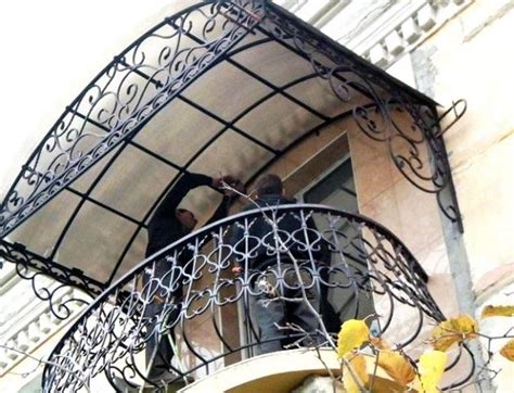 Козырек на балкон: виды, материал, монтаж своими руками