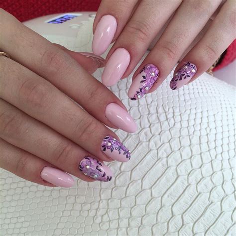 Нежный весенний дизайн от #kudiakova_nails 🌸Стразы – одни из главных ...