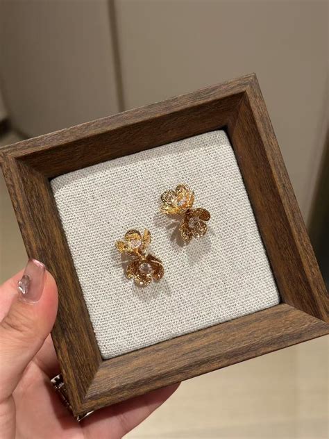 This article explains the history and meaning of memorium jewelry 14