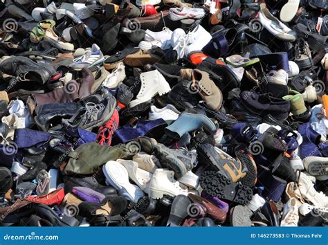 Berg van schoenen stock afbeelding. Image of kleding - 146273583