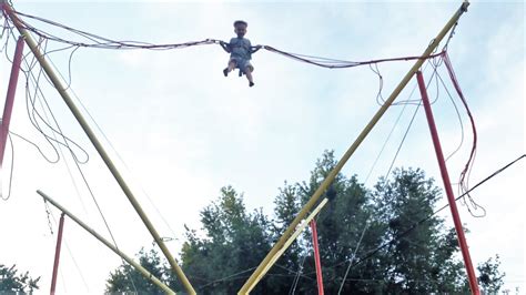 Прыжки на банджи-батуте. Прыжки на резинке - крутой батут. Bungee ...
