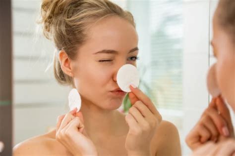 What Is The Difference Between Bacterial And Hormonal Acne? - Health ...