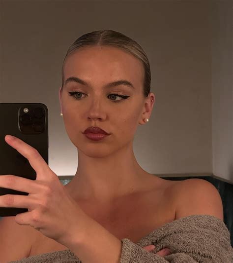 "side to side" - IG June 2023 : r/EmmaBrooks
