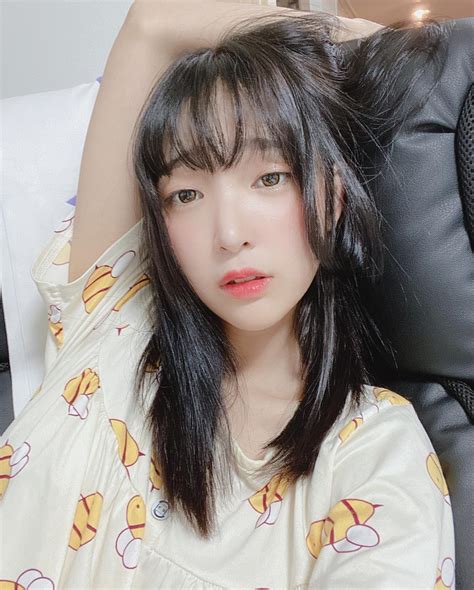 Model Kang Inkyung. – Charles's Issue & Humor
