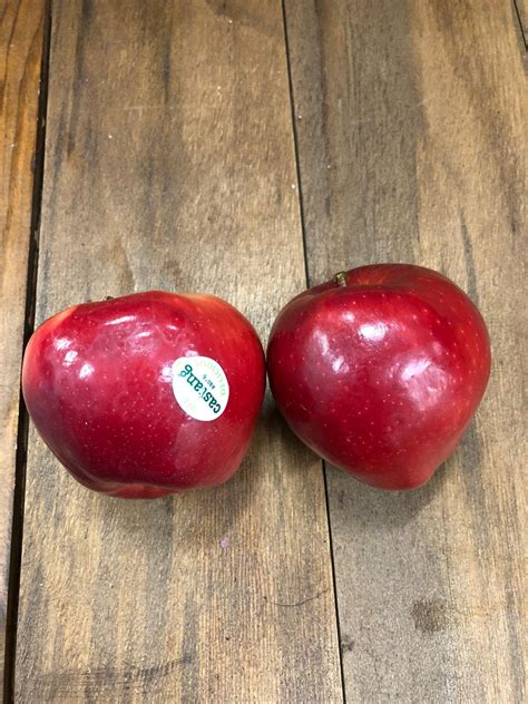 Red Premium Apple (Each) – Barnhill Boxes