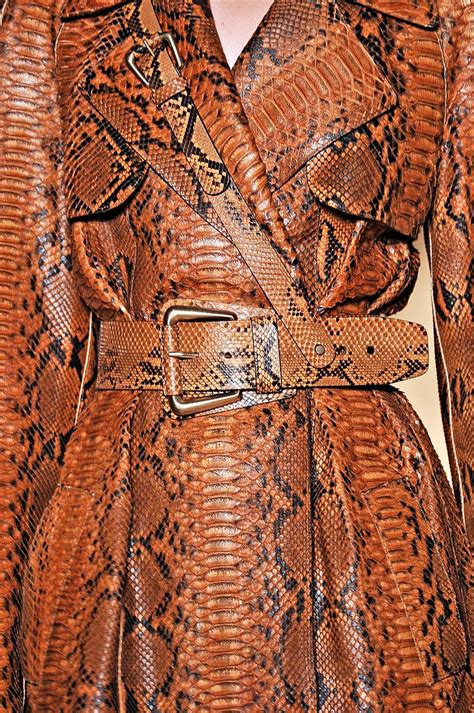 Pin by Pavla GEORGiánová on MÓDA - fashion | Snake inspired fashion ...