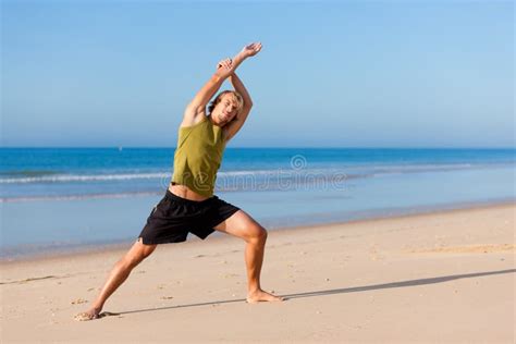 Homem Sportive Que Faz a Ginástica Na Praia Imagem de Stock - Imagem de ...