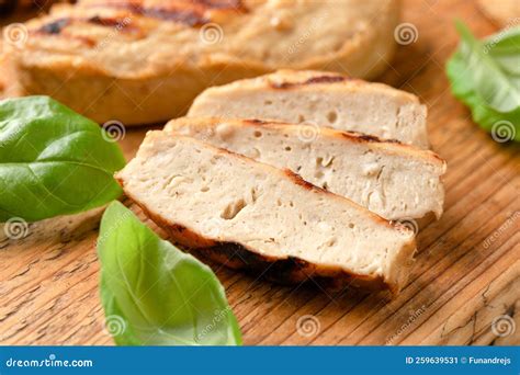 мясо на основе растений. жареная курица из сои. Стоковое Изображение ...