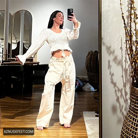 VICTORIA PARIS Feet - AZNudeFeet