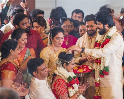 Harish Kalyan ties the knot with Narmada Udaykumar. See pics | Tamil