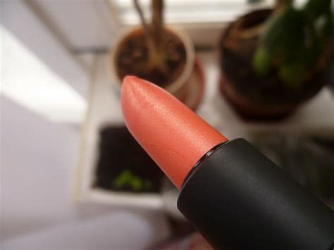Губная помада Nouba,увеличивающая объем губ plumping gloss stick № 410 ...