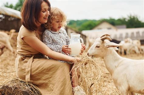 mother farm images    freepik