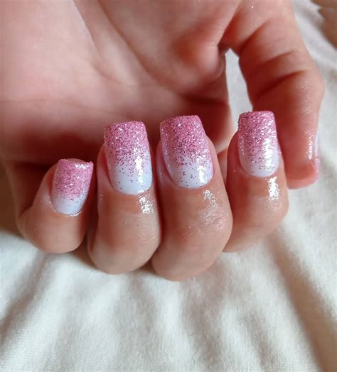 Unha Branca Com Glitter Rosa
