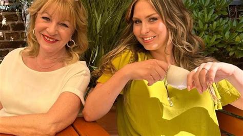 Babypause vorbei: Sarah Schreiber zurück bei „Bares für Rares“