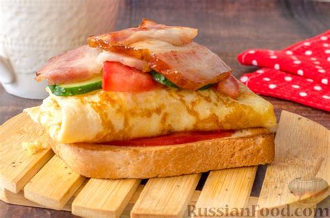 Рецепт: Бутерброд с омлетом, овощами и копчёной грудинкой на ...
