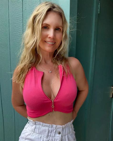 Mormon mum 'shakes things up' as she cheekily ditches undies in front