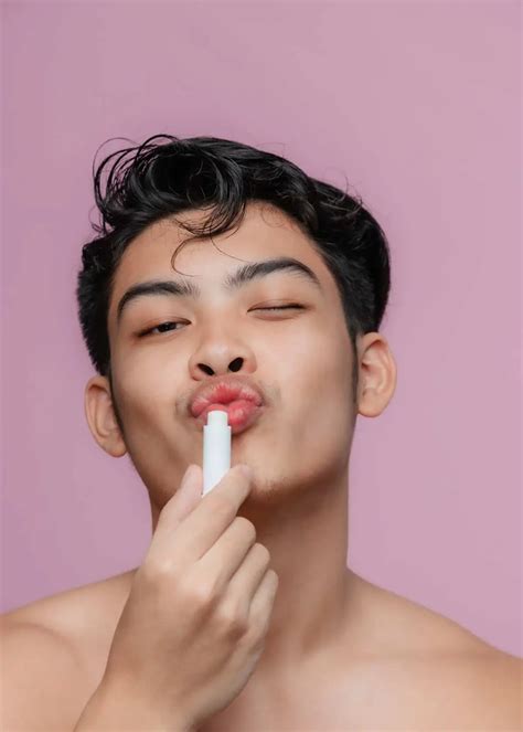 Buyer's Guide for Best Lip Balm for Men: Hydrated Lips
