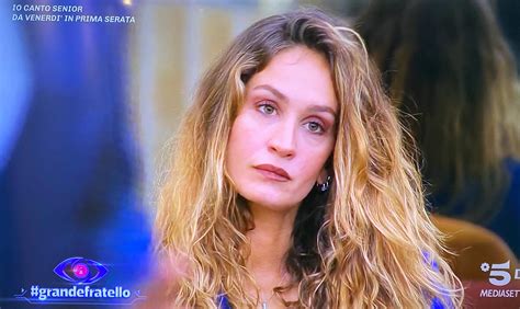 Helena Prestes e la buona educazione: lontanissime