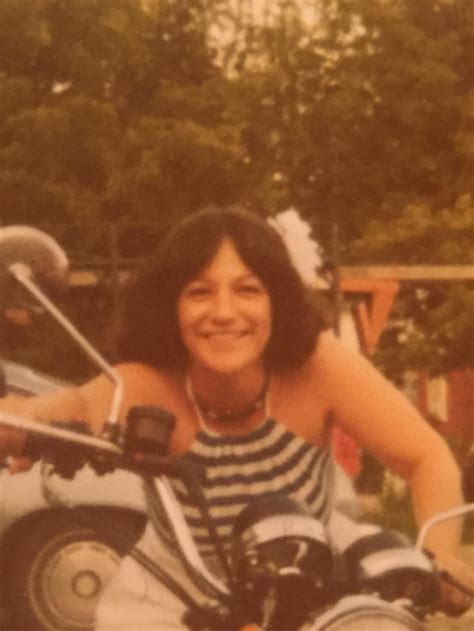My Mom around 20 years old. Circa 1967ish : r/OldSchoolCool