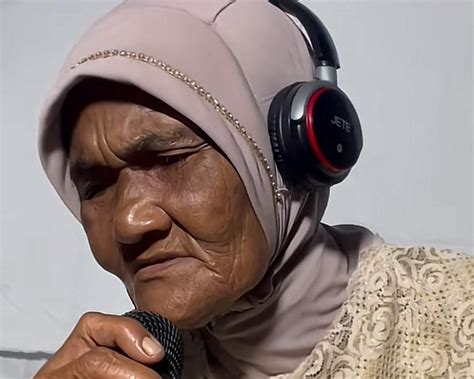 nenek   viral  tiktok nyanyi pop lawas hingga lagu kekinian