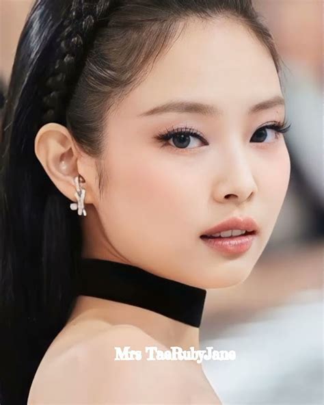 She loves him🥺 ️ #taehyung #jennie #taennie #vnnie - YouTube