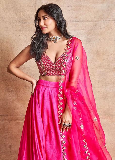 Pic Talk: Hottie Nikita Dutta's Red Hot Look