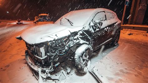 Под Киевом Mercedes Gelenvagen протаранил Hyunda — пострадала девушка