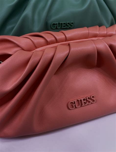Pin by ɴ ᴀ ꜱ ᴛ ᴀ ꜱ ʏ ᴀ 💕 on Instagramm | Guess, Bucket bag, Bags