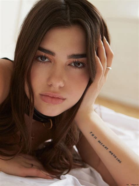 Singer Dua Lipa with her beautiful eyes 4K wallpaper download